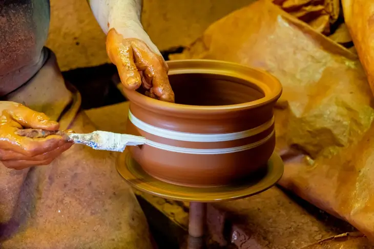 artisan faisant de la poterie
