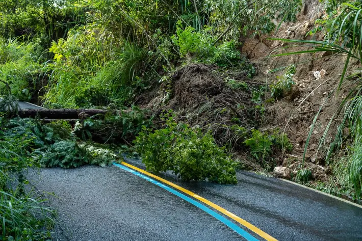 Glissement de terrain obstruant une route à La Réunion après de fortes pluies