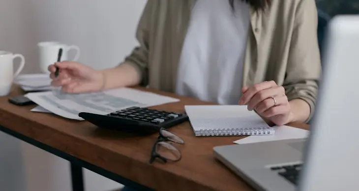 Personne faisant des calculs concernant son assurance emprunteur