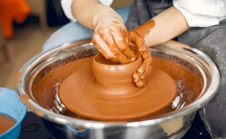 artisan faisant de la poterie 