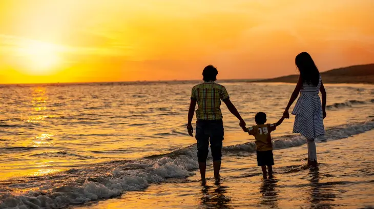 Famille à la Réunion sur une place au coucher de soleil