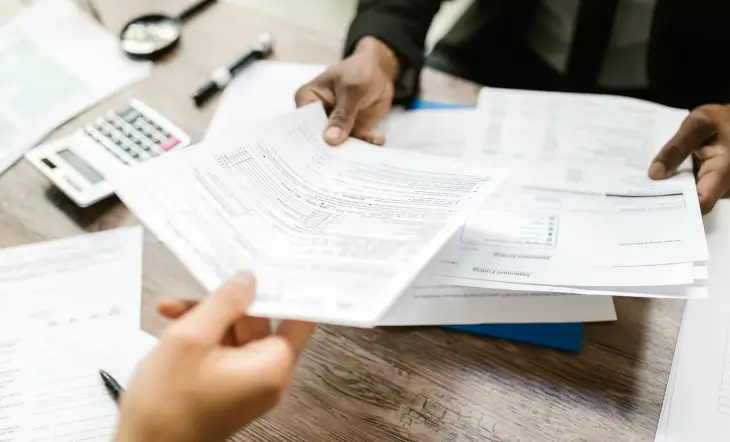 Conseiller présentant des documents relatifs à une assurance vie à un client