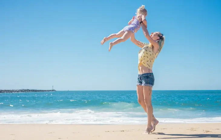 Maman avec sa fille sur la plage