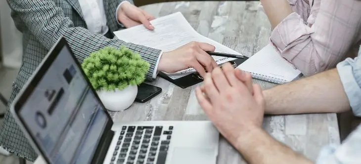 Échange autour d’un contrat d’assurance emprunteur avec un conseiller