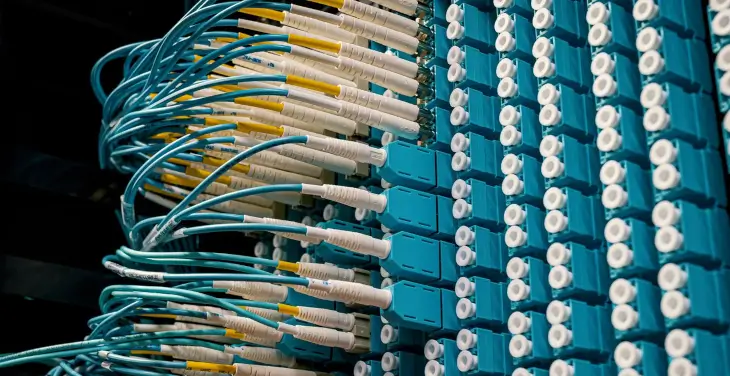 Baie de brassage fibre optique dans un datacenter, illustrant la sécurité des infrastructures réseau