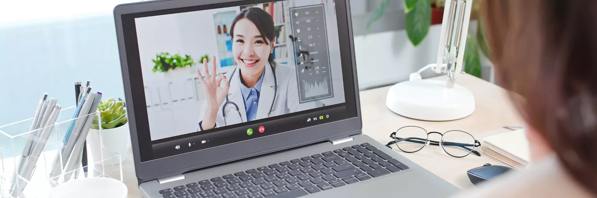 Docteur dans un écran d'ordinateur portable