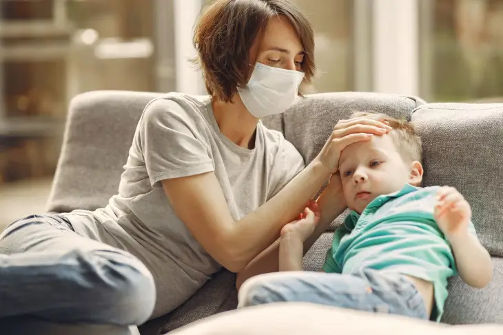 Parent s’occupant de son enfant malade dans le cadre de la garantie Aide à la famille