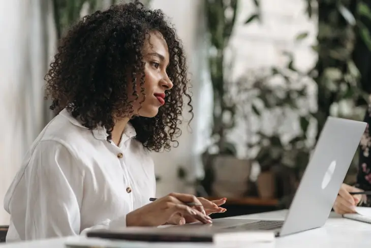 Femme faisant une recherche en ligne pour sa mutuelle santé