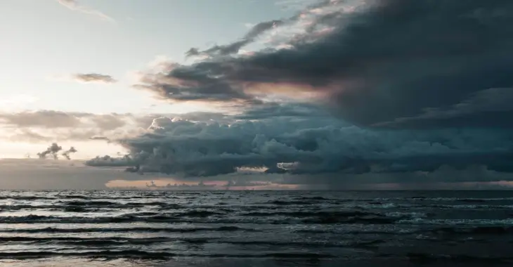 Mer agitée sous un ciel sombre annonçant un risque climatique à La Réunion