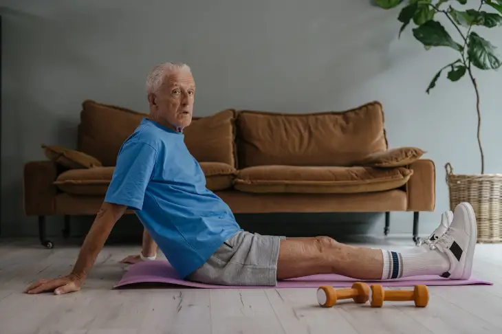 Senior faisant du sport à son domicile