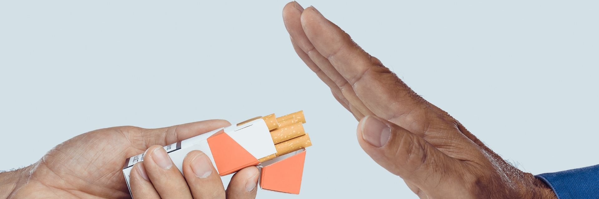 Quelqu'un refusant un paquet de cigarette