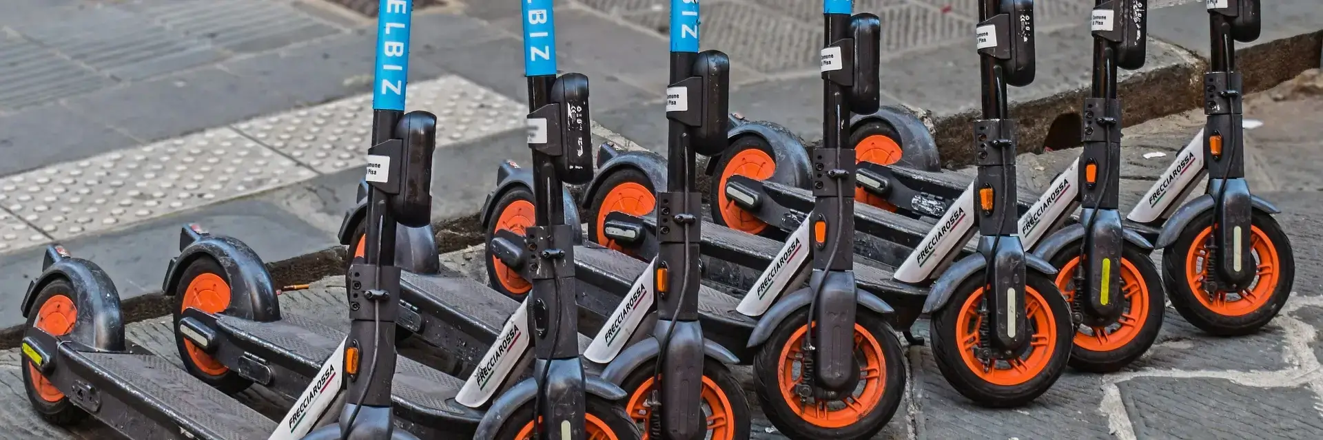 Des trottinettes électriques en file